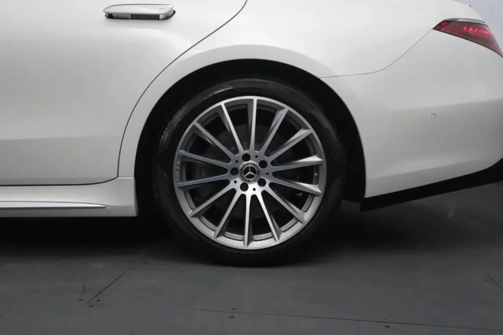 Used 2022 Mercedes-Benz S 580 4MATIC Sedan w/ AMG Line Package image 13