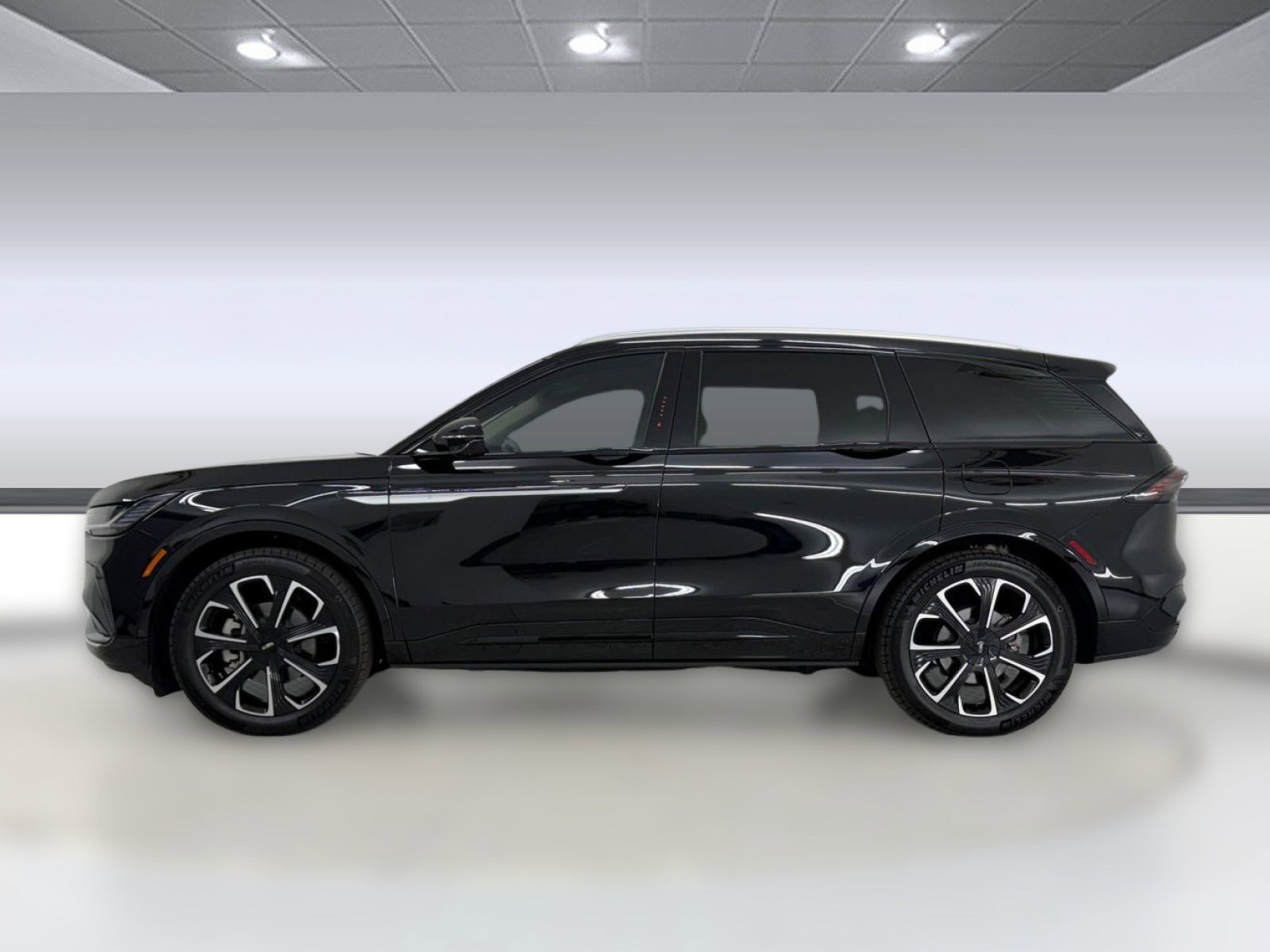 Used 2025 Lincoln Nautilus Reserve AWD/4WD image 2