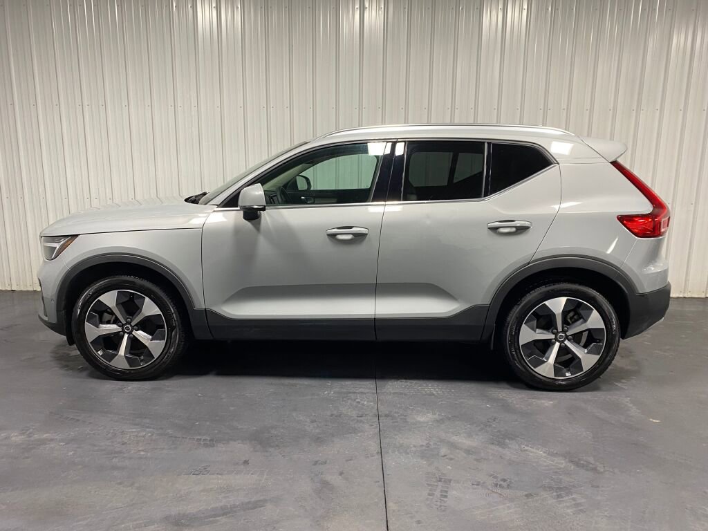 Used 2024 Volvo XC40 B5 Plus image 4