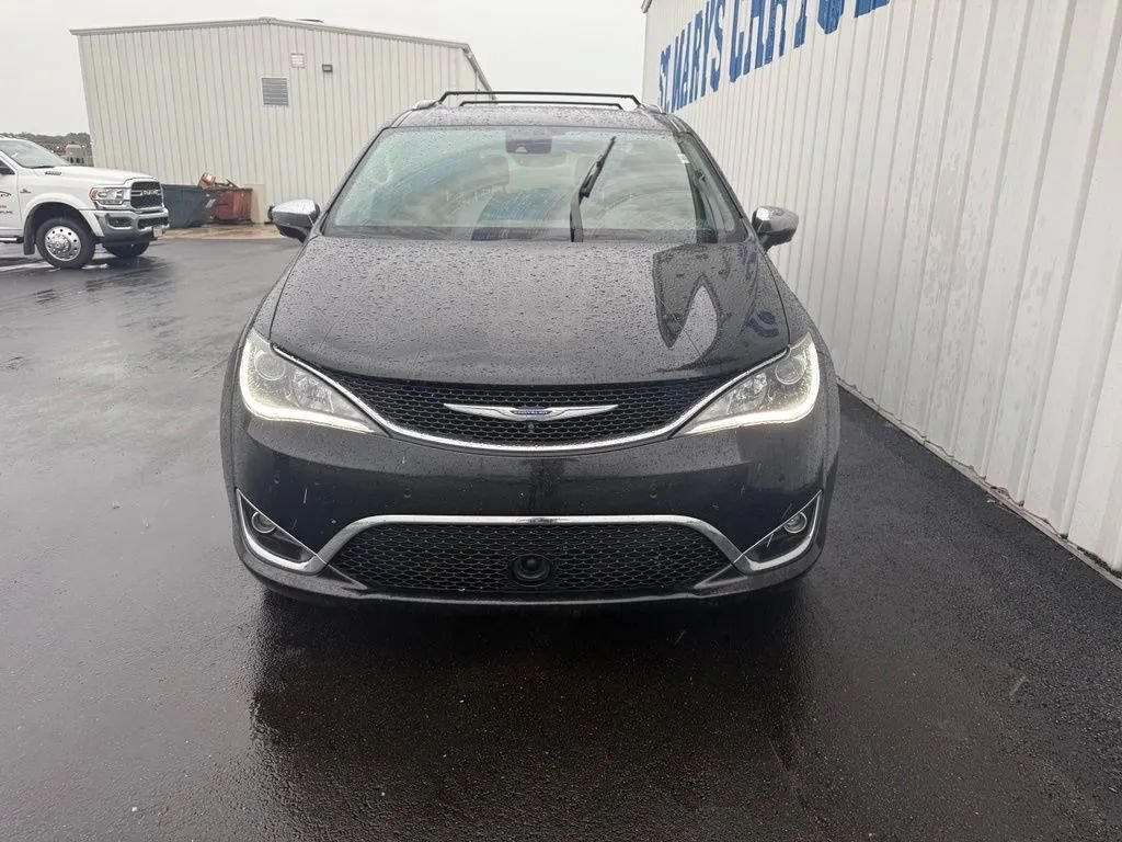 Used 2019 Chrysler Pacifica Limited w/ Tire & Wheel Group FWD image 3