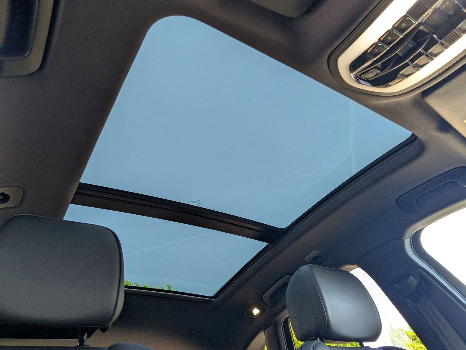 Certified 2025 Porsche Macan image 27