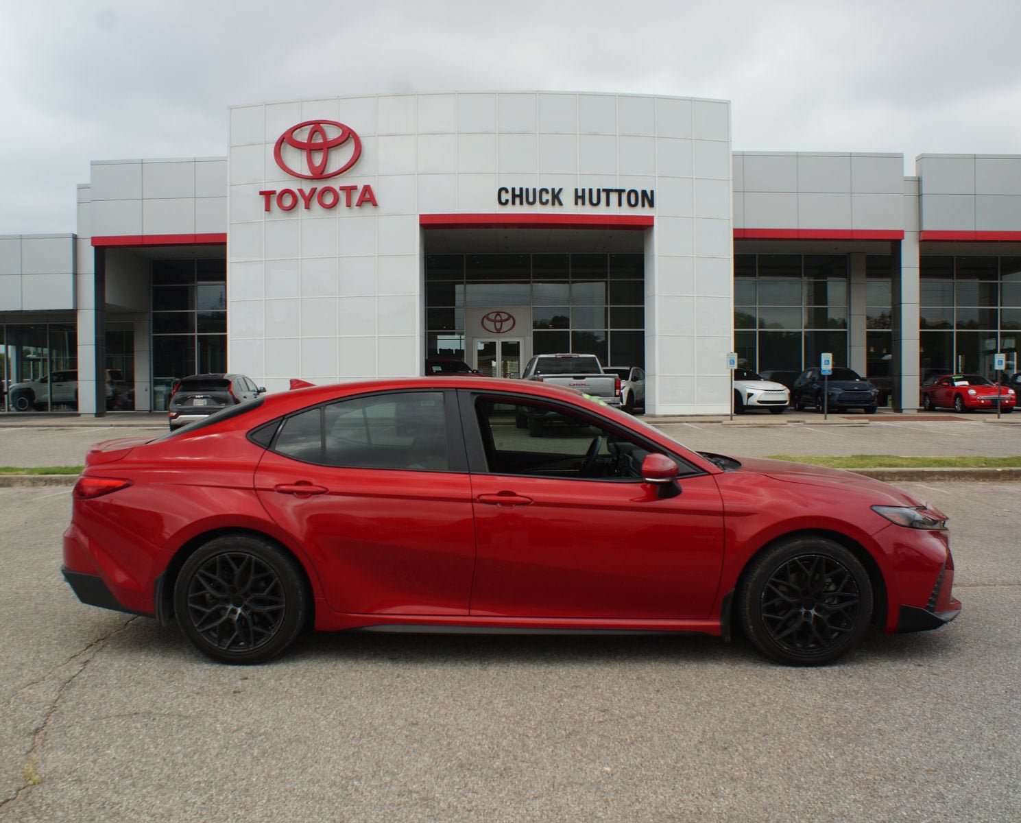 Used 2025 Toyota Camry SE FWD image 1