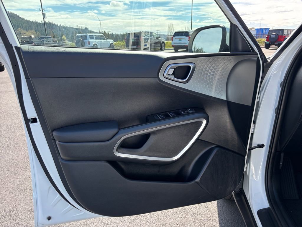 Used 2025 Kia Soul LX FWD image 23