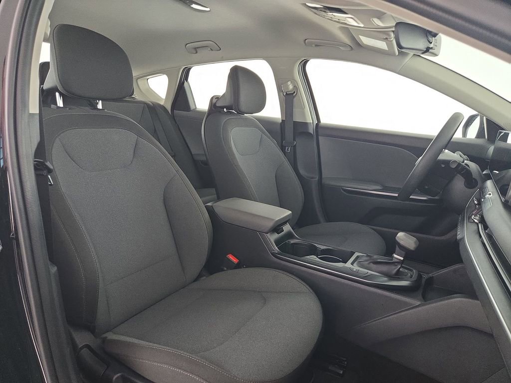 Used 2025 Kia K4 LXS image 32