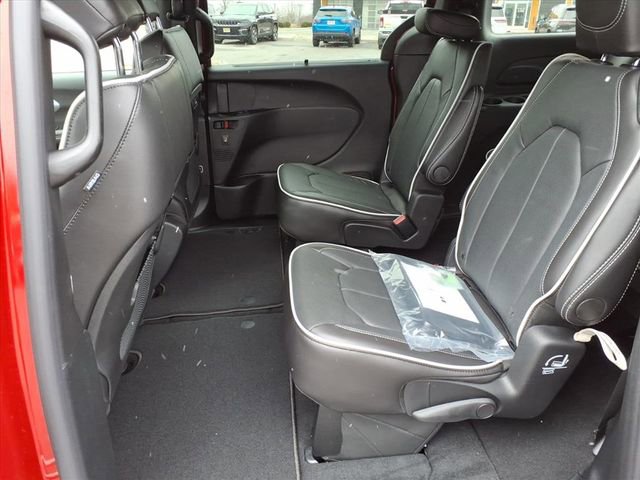 New 2026 Chrysler Pacifica Limited w/ S Appearance Package image 14