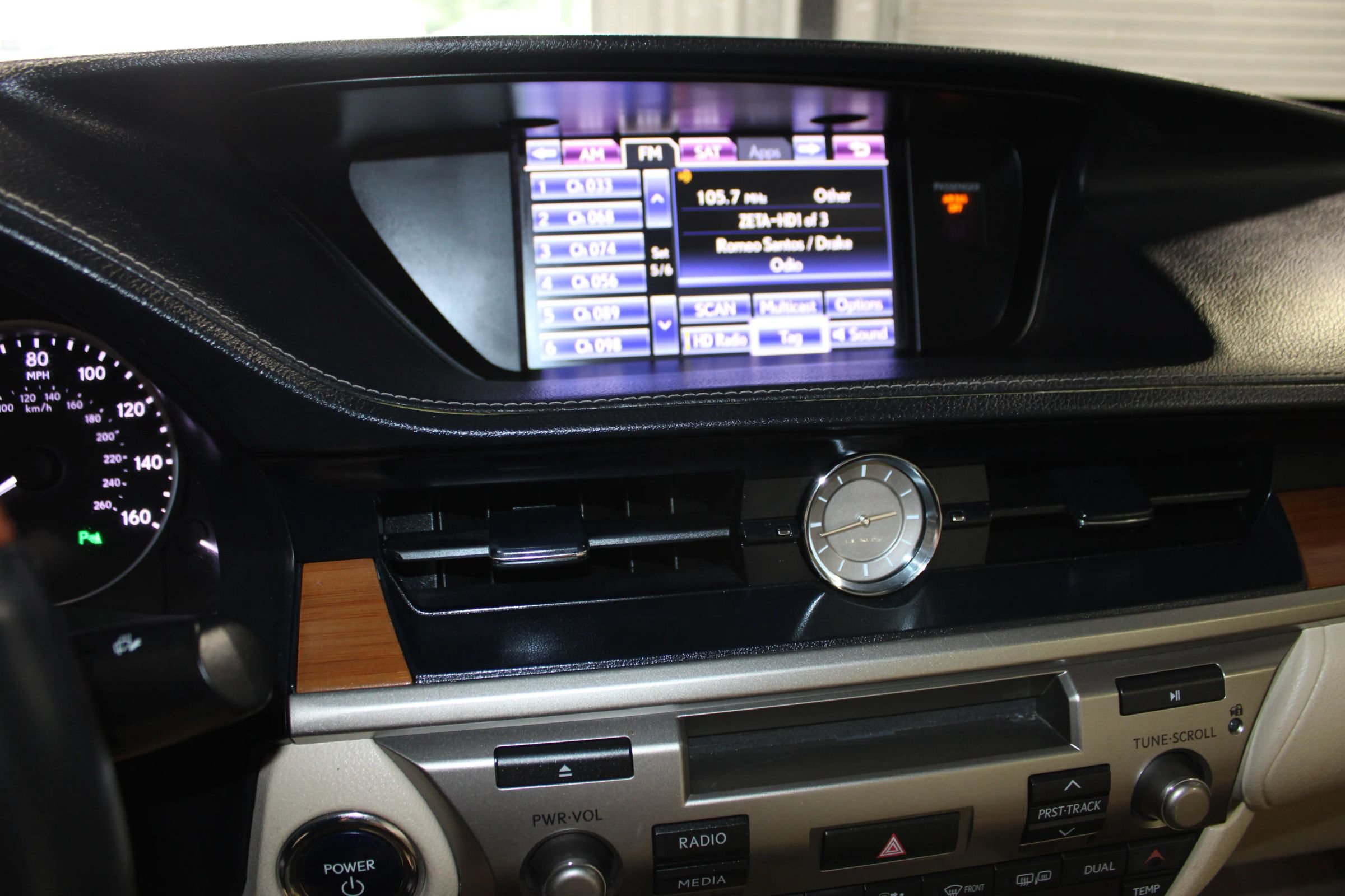Used 2013 Lexus ES 300h w/ Luxury Pkg FWD image 15