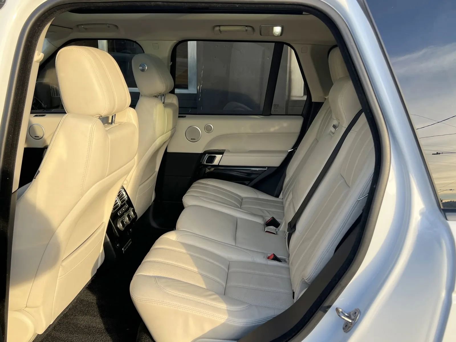 Used 2016 Land Rover Range Rover HSE image 15