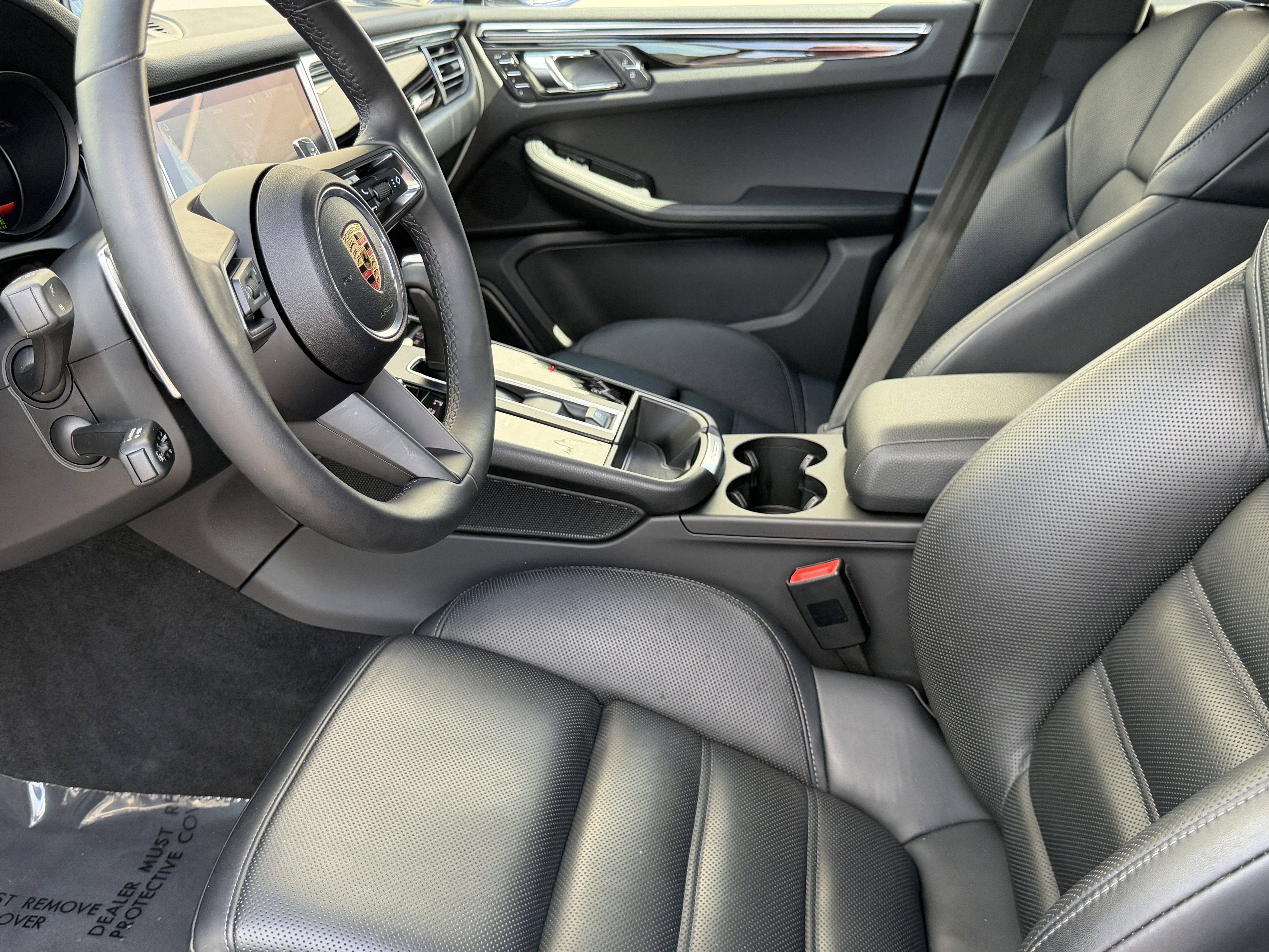 Certified 2025 Porsche Macan image 4