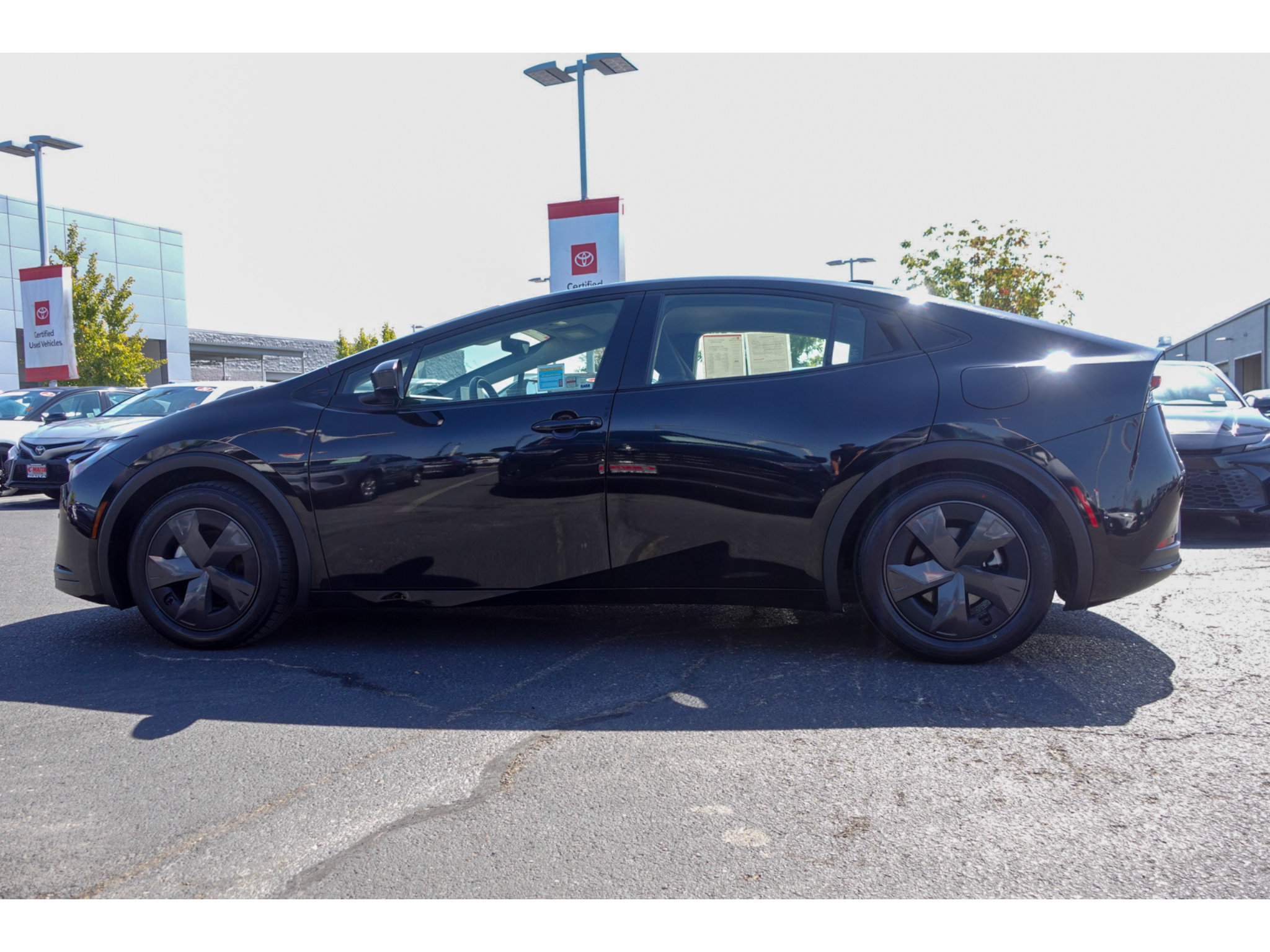 Certified 2025 Toyota Prius LE FWD image 6