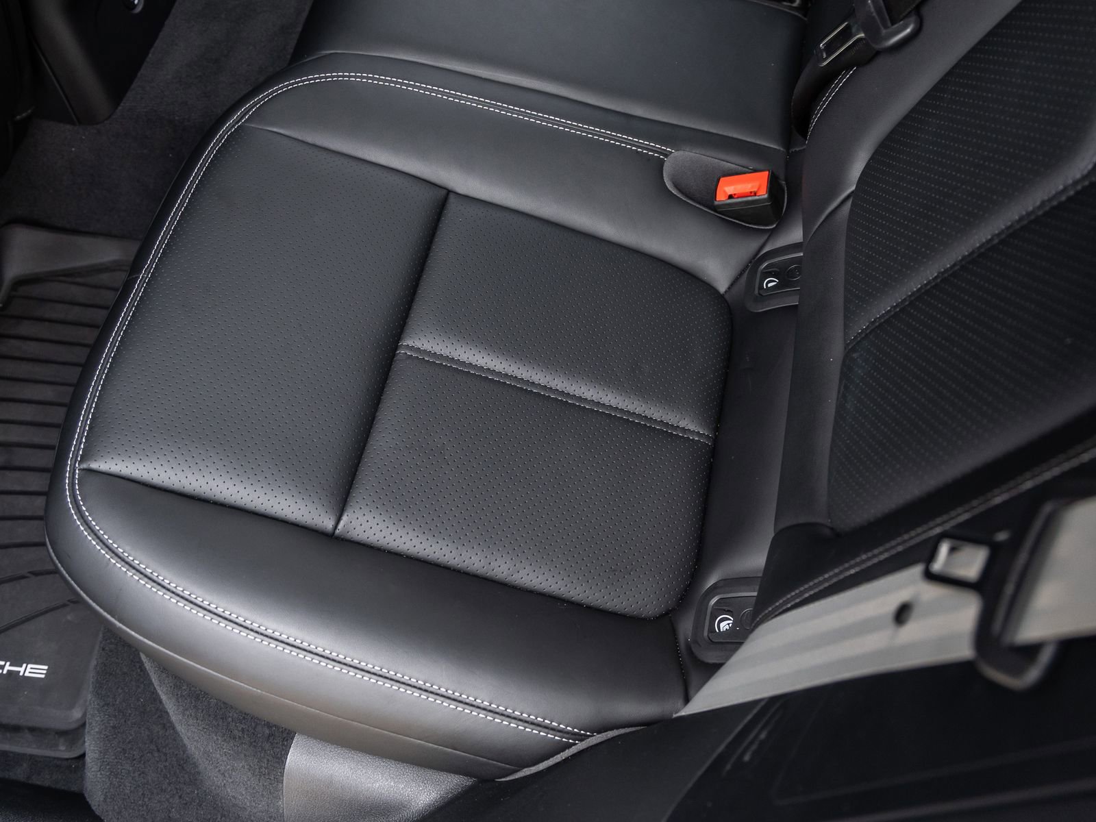 Certified 2025 Porsche Macan image 36