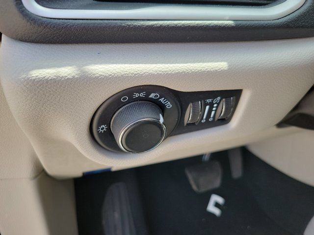 Used 2023 Chrysler Voyager LX FWD image 23