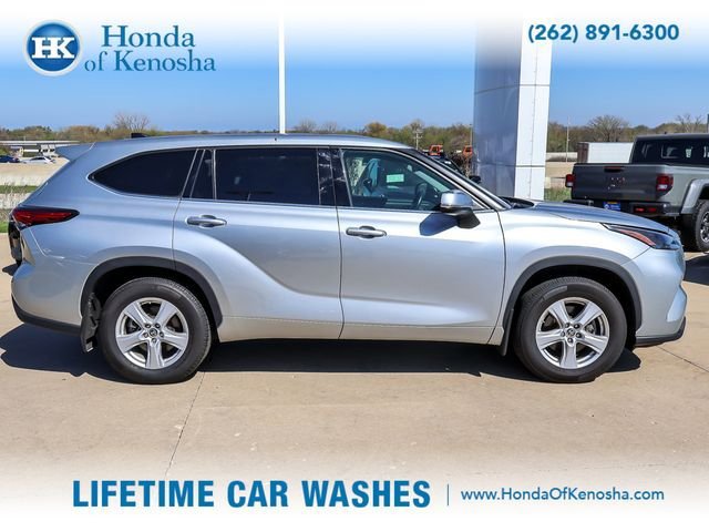 Used 2022 Toyota Highlander LE AWD/4WD image 6