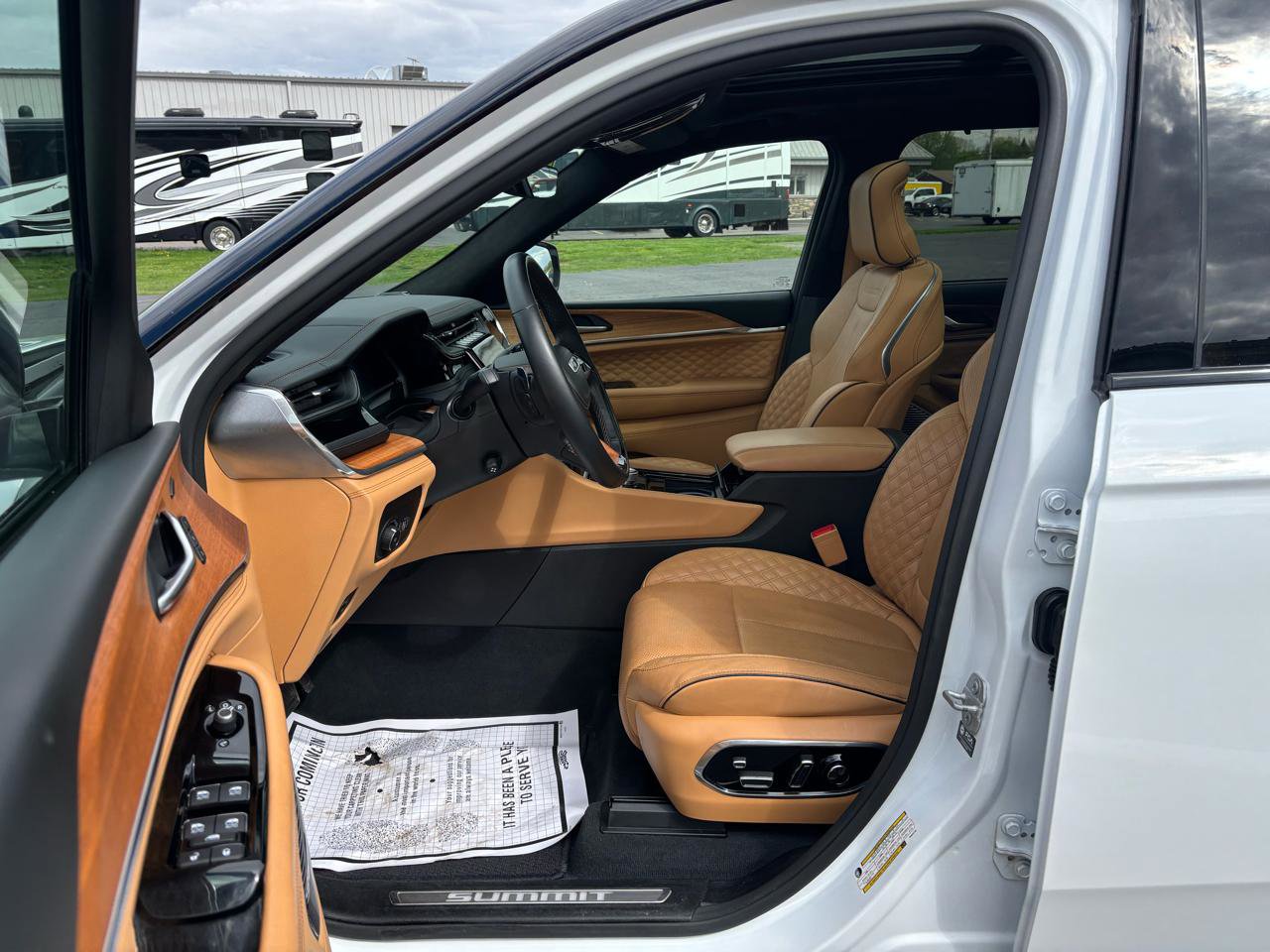 Used 2023 Jeep Grand Cherokee Summit AWD/4WD image 9