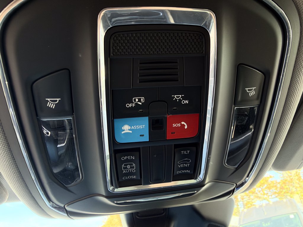 Used 2023 Jeep Grand Cherokee Laredo X AWD/4WD image 25