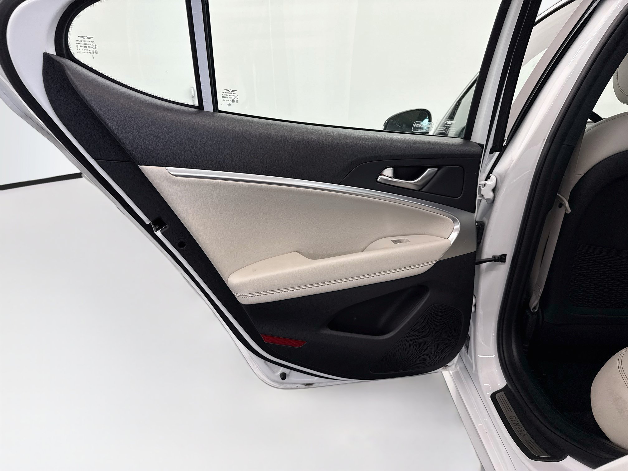 Used 2025 Genesis G70 2.5T RWD image 27
