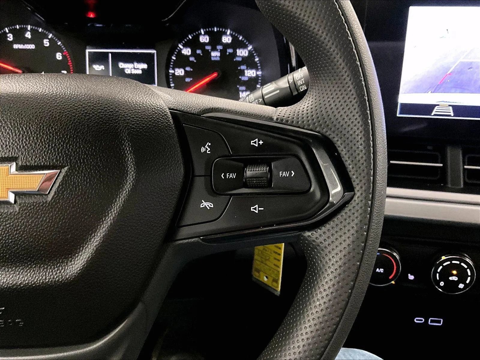 Used 2025 Chevrolet Trax LS w/ LS Convenience Package image 18