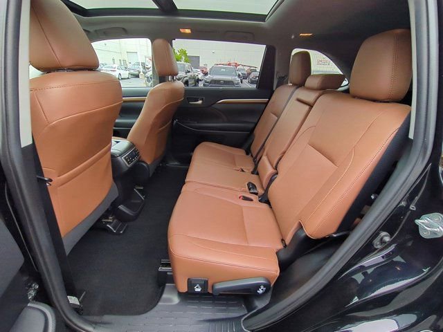 Certified 2019 Toyota Highlander Limited Platinum AWD/4WD image 17