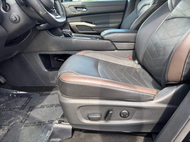 Used 2025 Nissan Pathfinder Platinum AWD/4WD image 5