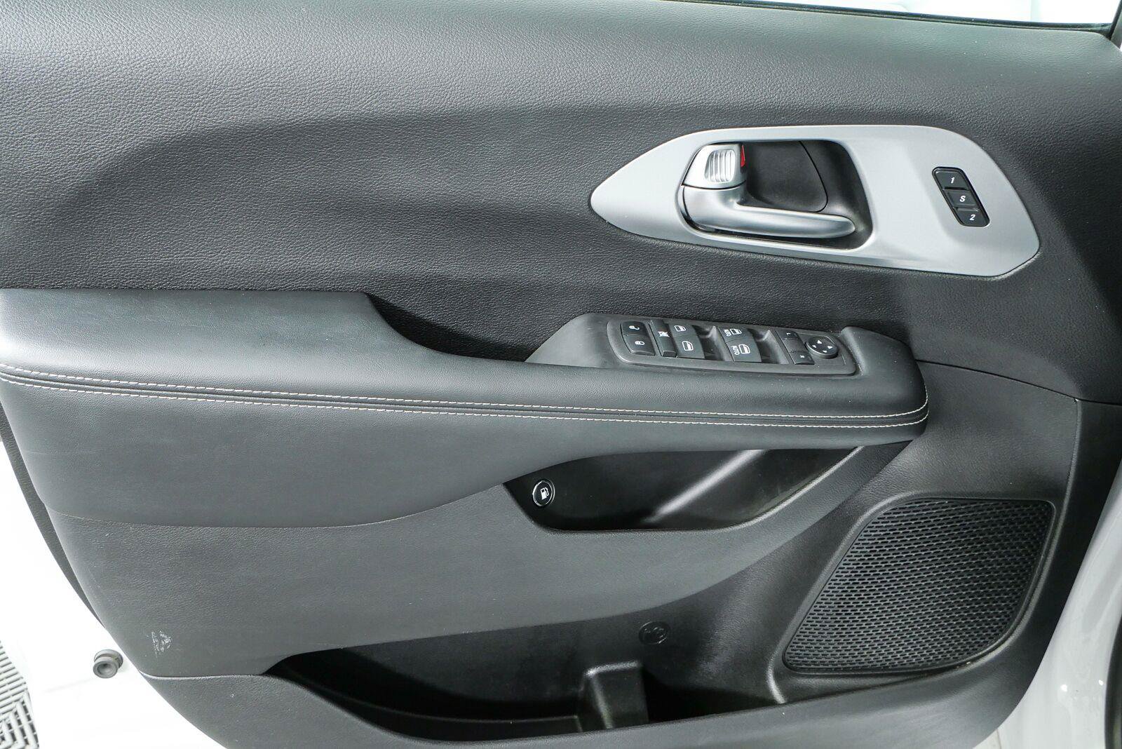 Used 2022 Chrysler Pacifica Touring-L w/ S Appearance Package FWD image 7