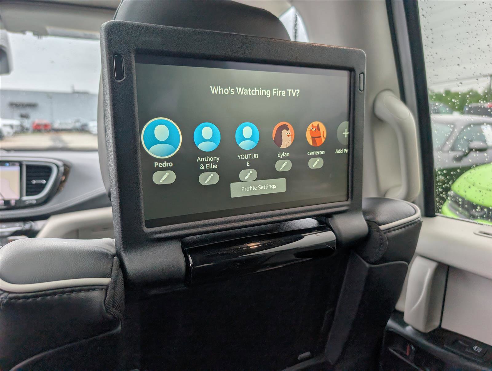 Used 2023 Chrysler Pacifica Limited w/ Uconnect Theater Family Group FWD image 17