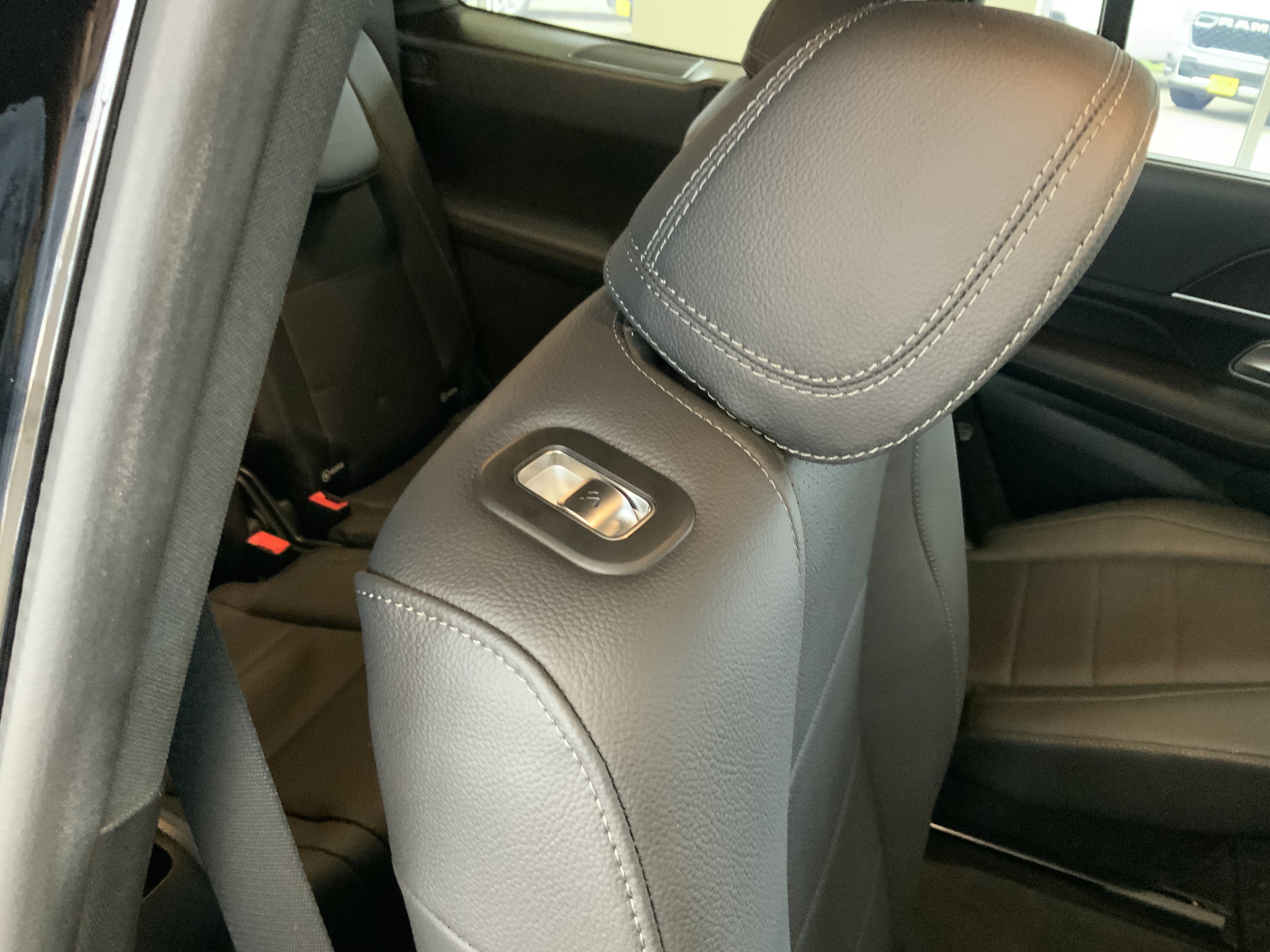 Used 2022 Mercedes-Benz GLS 450 4MATIC image 42