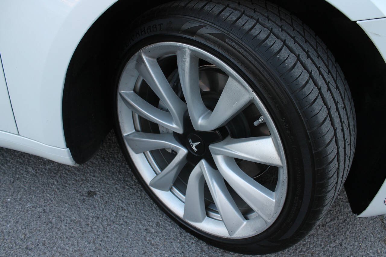 Used 2020 Tesla Model 3 Standard Range Plus RWD image 11