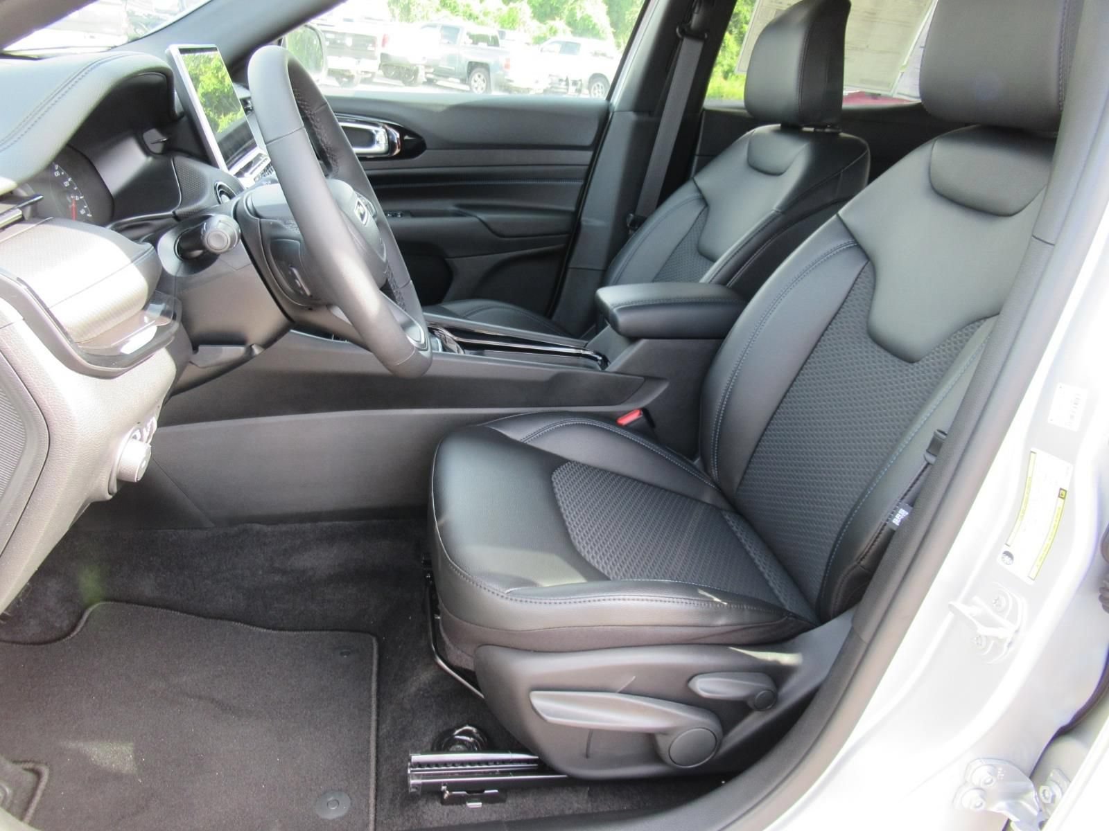 New 2026 Jeep Compass Latitude AWD/4WD image 18