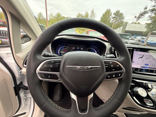 Used 2024 Chrysler Pacifica Limited FWD image 19