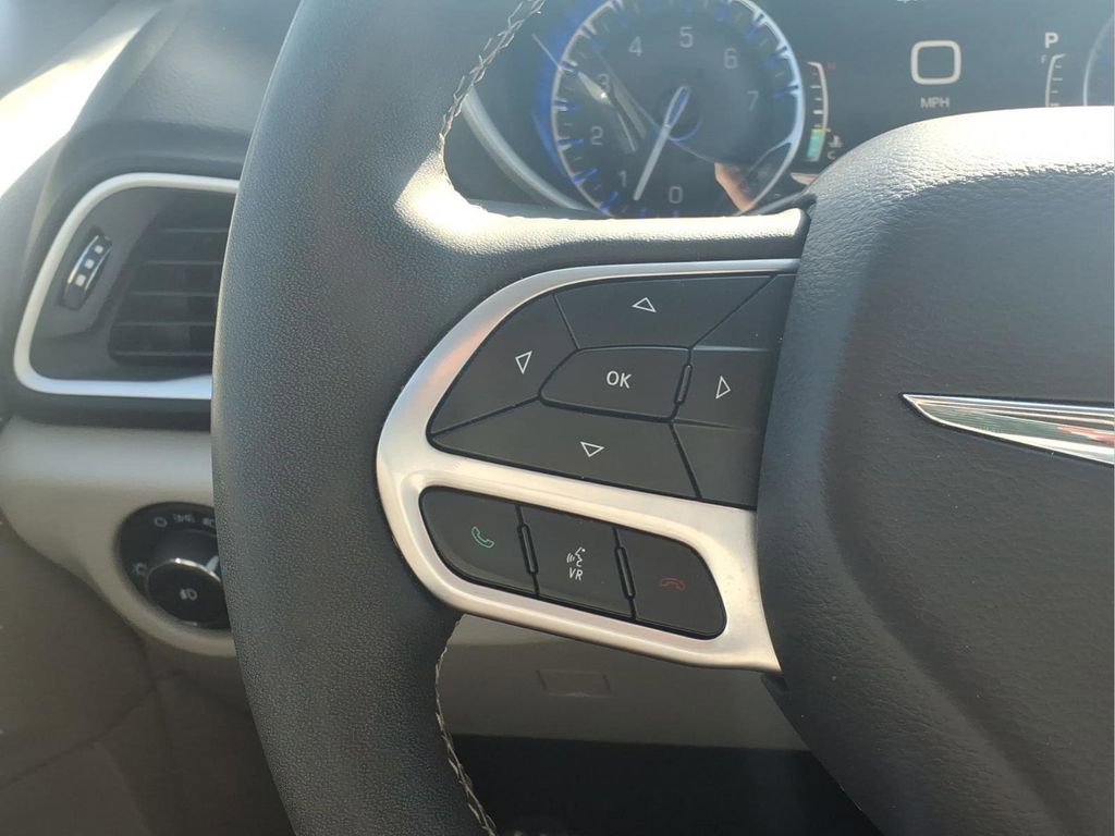 Used 2024 Chrysler Pacifica Touring-L FWD image 15
