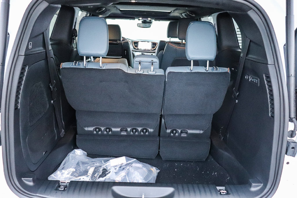 New 2027 Chrysler Pacifica Pinnacle w/ Theater Group FWD image 28
