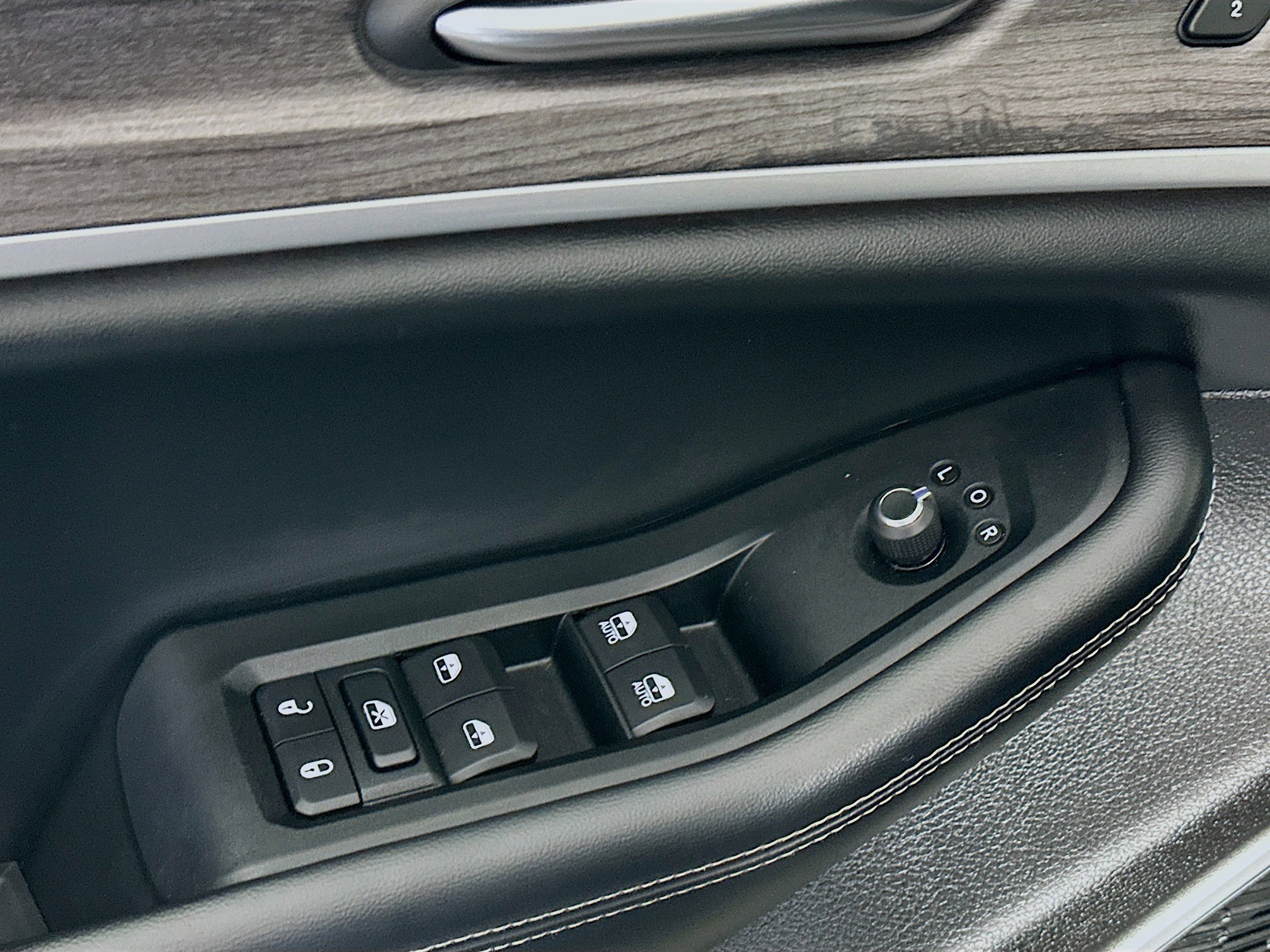 Used 2023 Jeep Grand Cherokee Limited w/ Black Appearance Package image 15