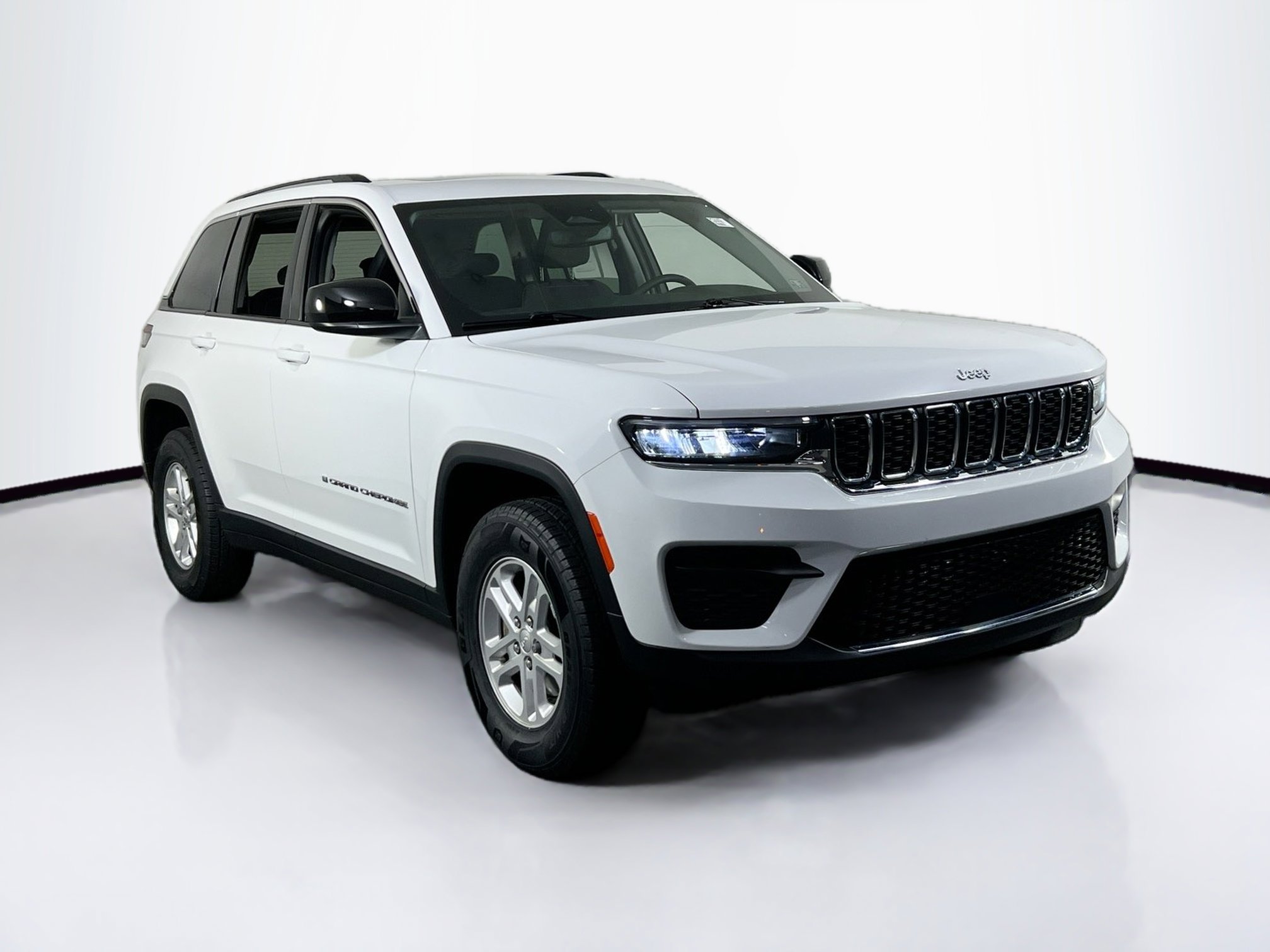 Used 2023 Jeep Grand Cherokee Laredo w/ Luxury Tech Group I image 3