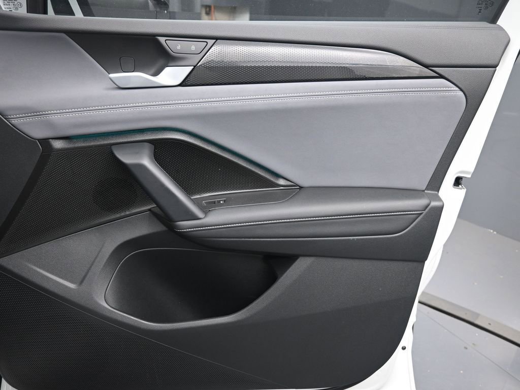 Certified 2025 Volkswagen Tiguan SE FWD image 30