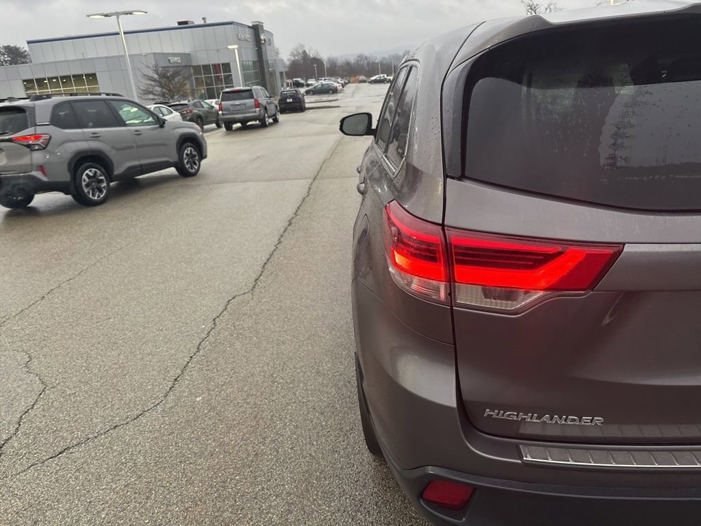 Used 2018 Toyota Highlander LE AWD/4WD image 28