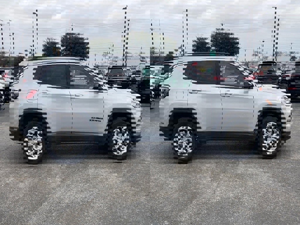 Used 2024 Jeep Compass Latitude image 3