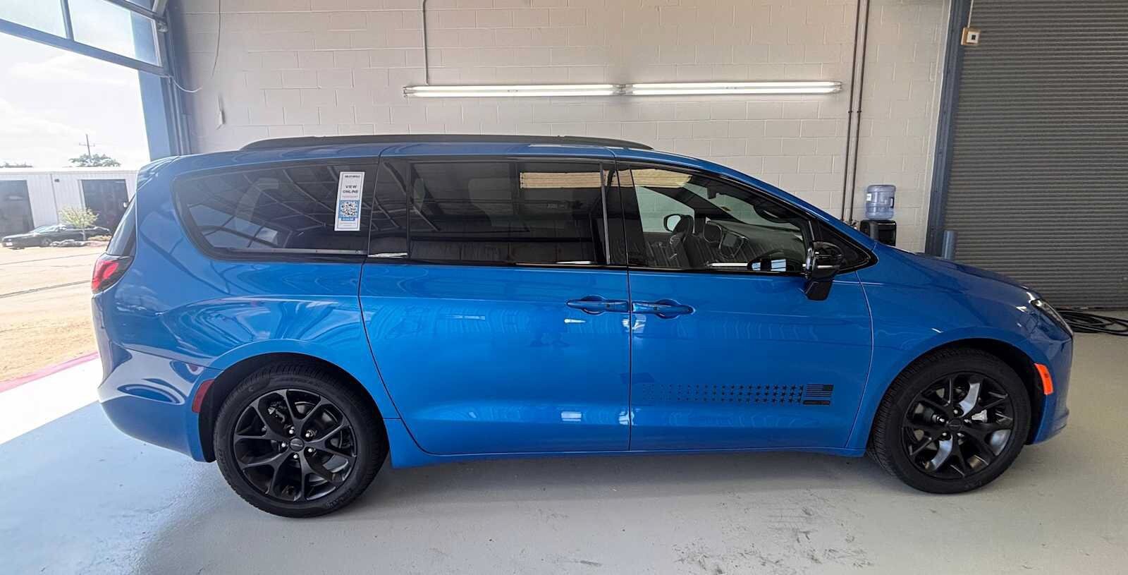 New 2027 Chrysler Pacifica Select FWD image 2
