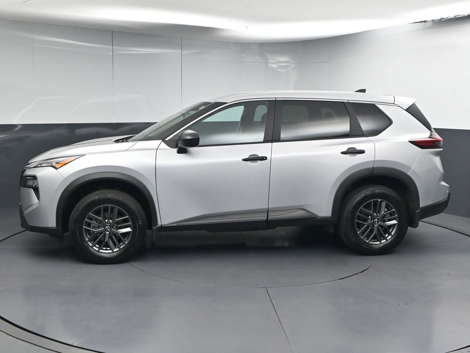 Used 2025 Nissan Rogue S image 4