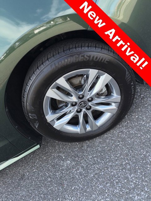 Used 2025 Toyota Sienna XLE image 3