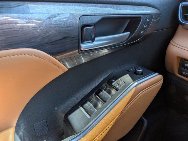 Used 2024 Toyota Highlander Platinum image 29