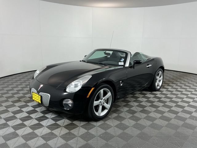 Used 2006 Pontiac Solstice Convertible w/ Premium Package RWD image 2