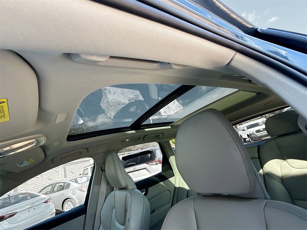 Used 2023 Volvo XC60 B5 Plus image 24