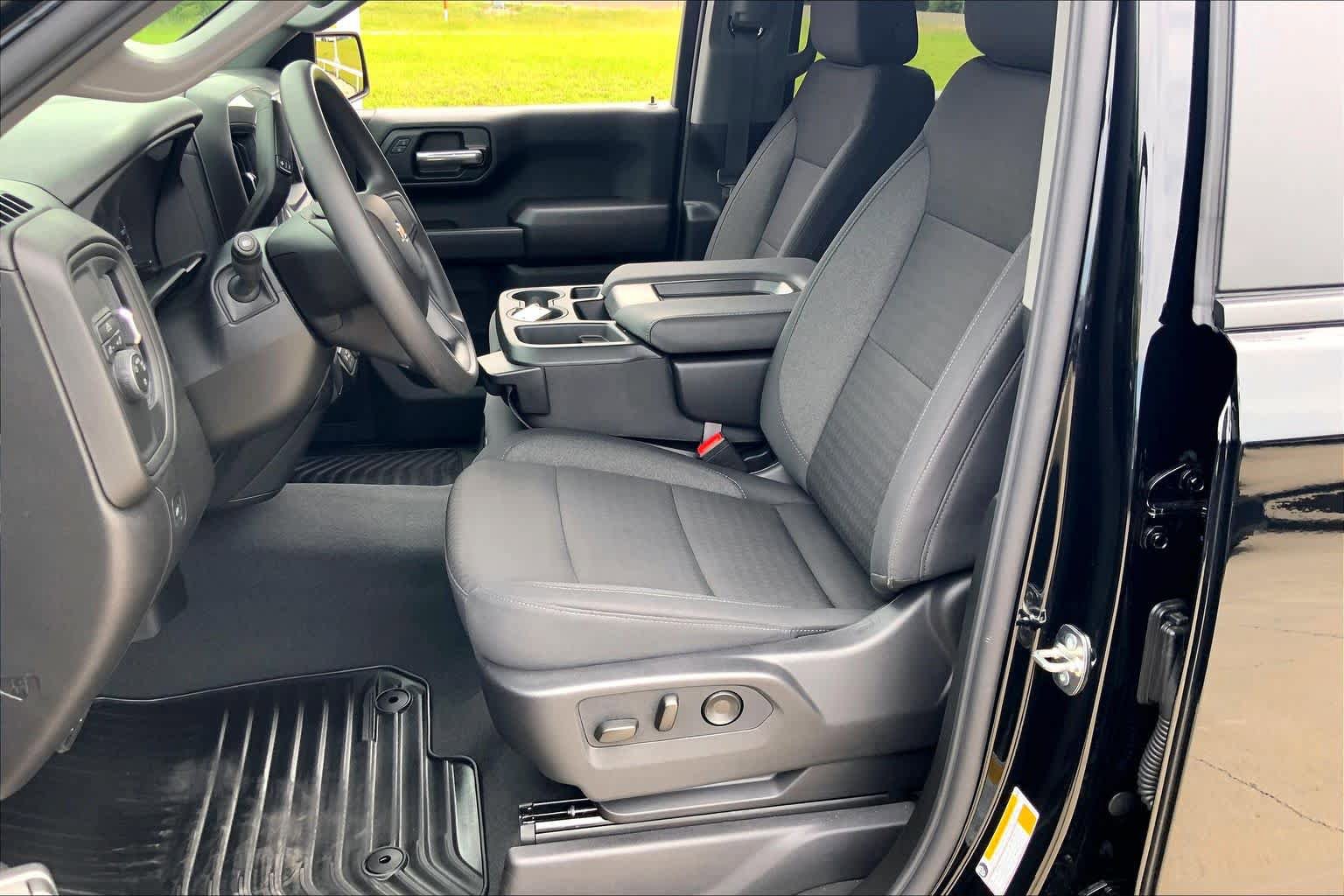 Used 2026 Chevrolet Silverado 1500 Custom w/ Turbomax Blackout Package RWD image 8