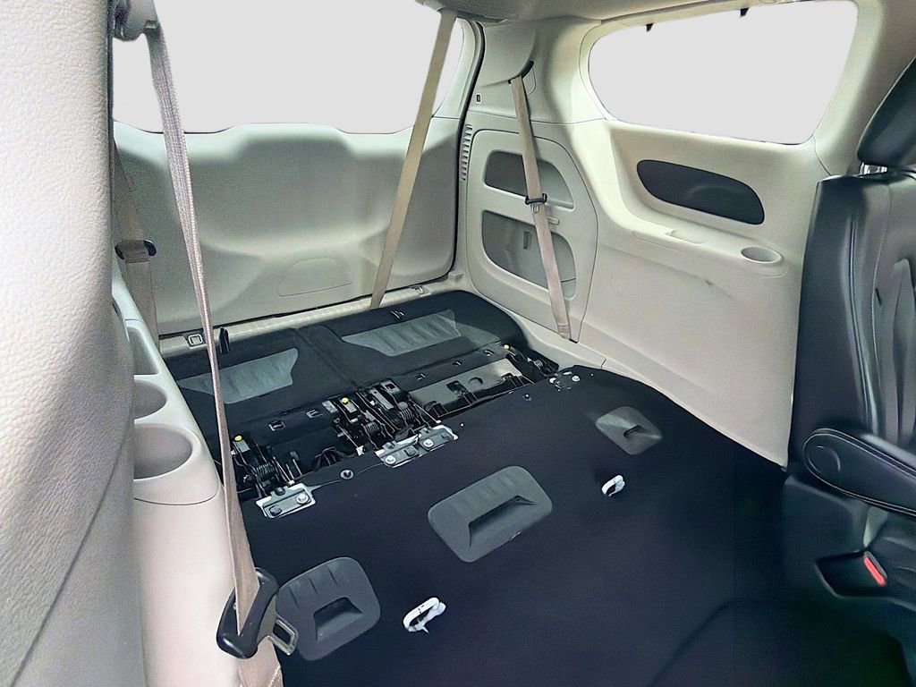 Used 2022 Chrysler Pacifica Touring-L image 21