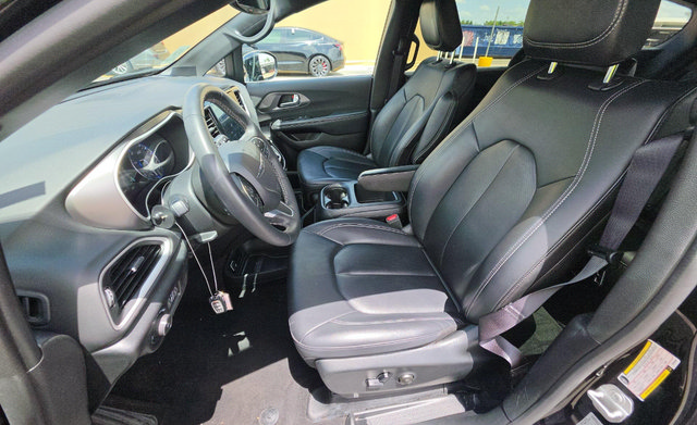 Used 2025 Chrysler Pacifica Select FWD image 4