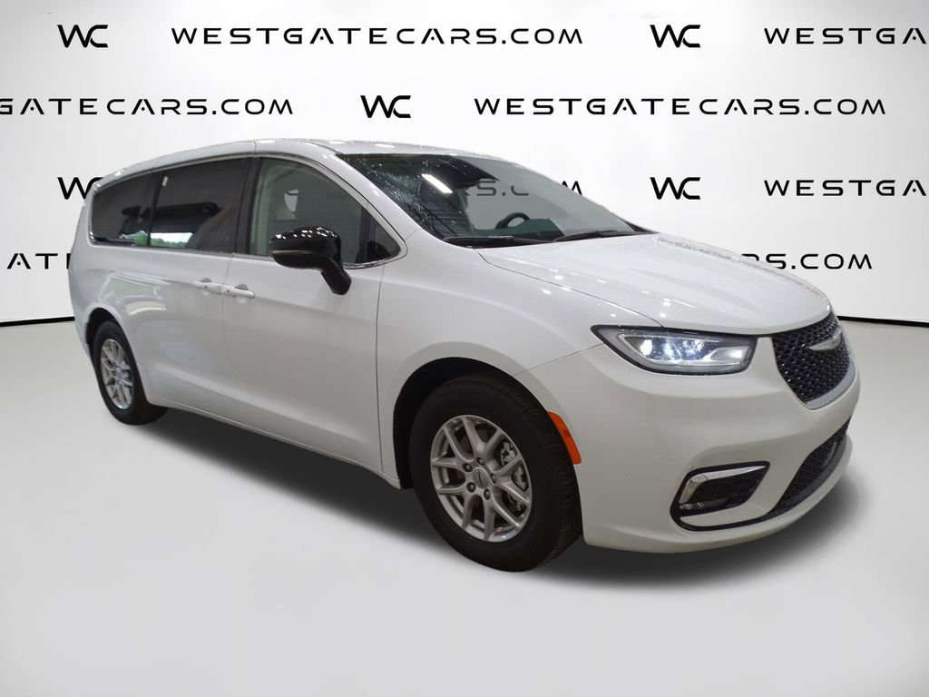 Used 2024 Chrysler Pacifica Touring-L video 2