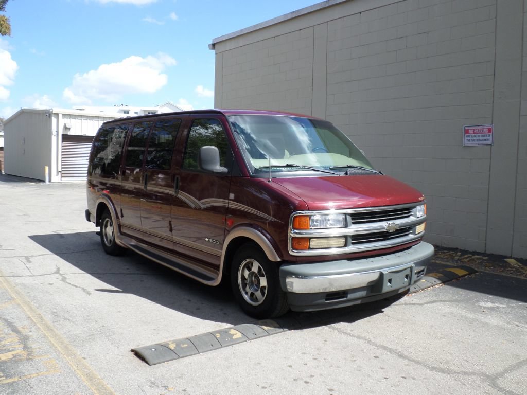 Used 2000 Chevrolet Express 1500 RWD image 2