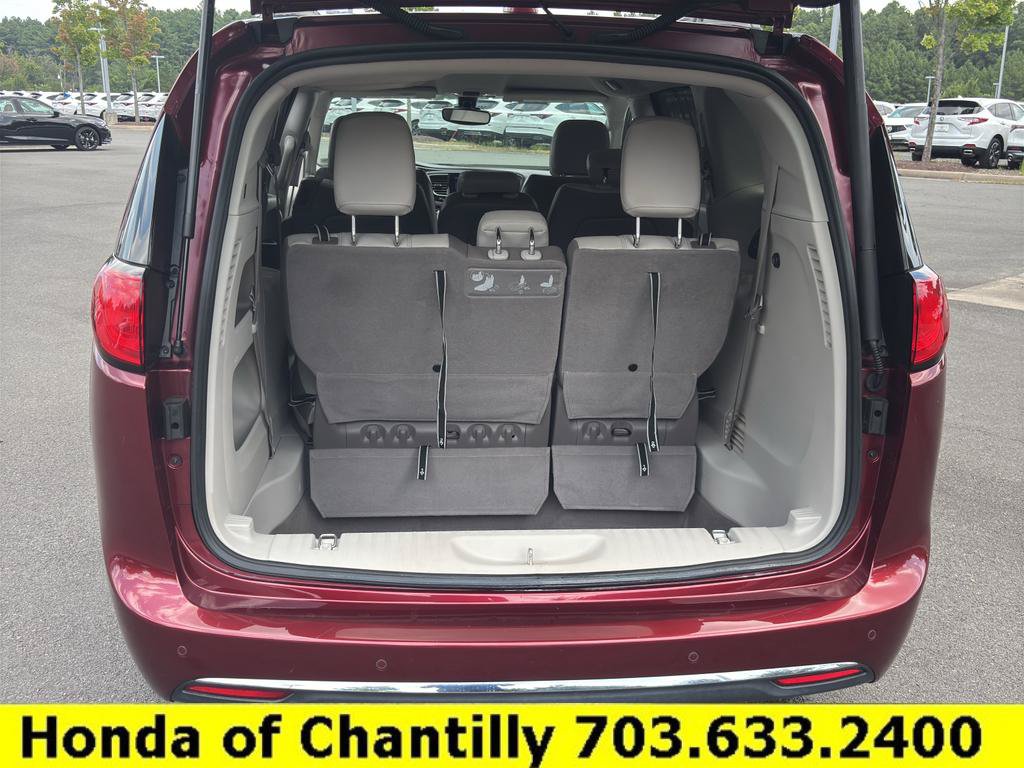 Used 2017 Chrysler Pacifica Touring-L w/ Tire & Wheel Group FWD image 22