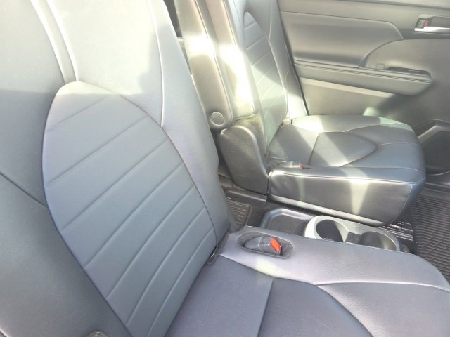 Used 2024 Toyota Highlander XLE image 12