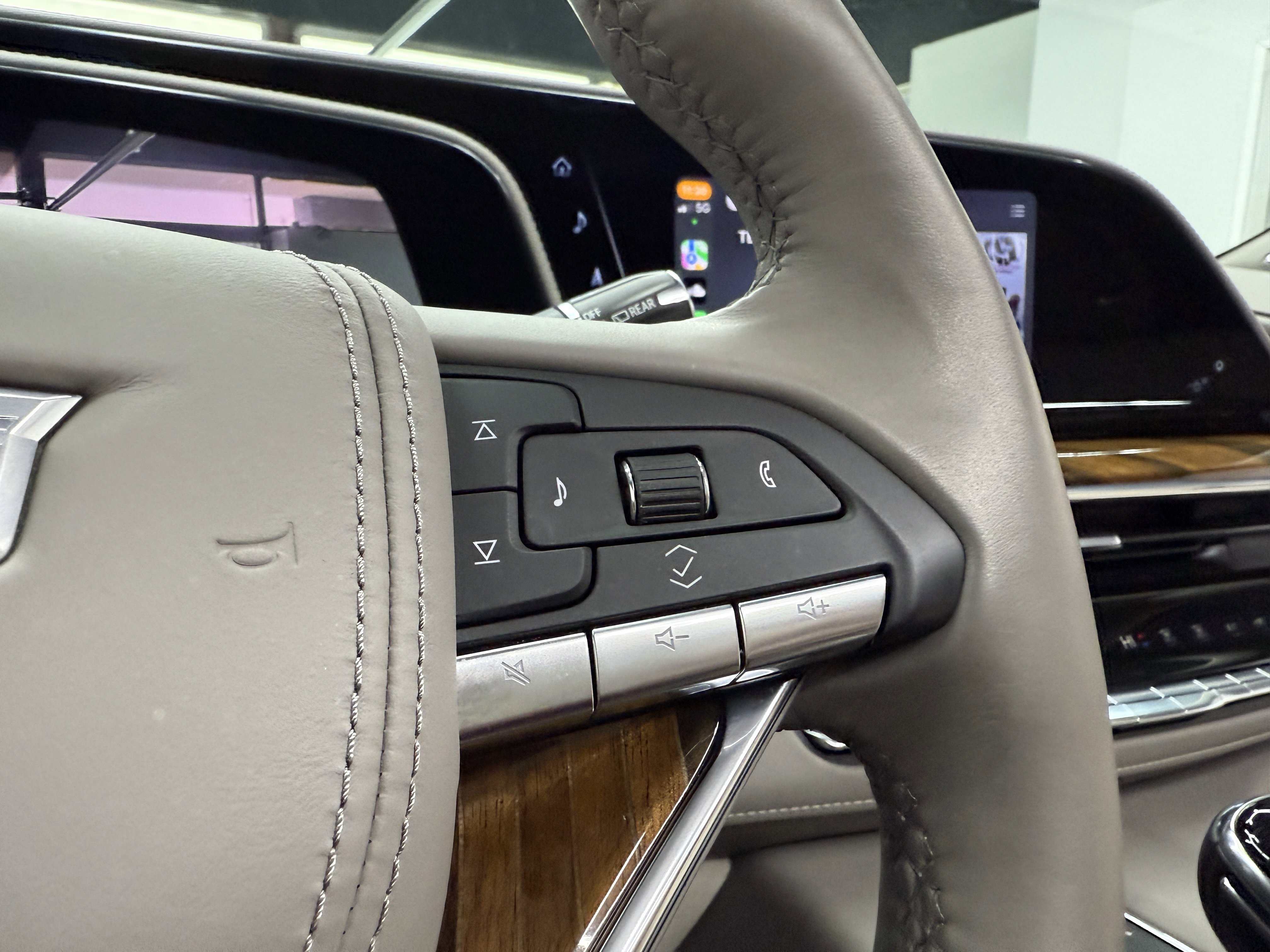 Used 2024 Cadillac Escalade Sport Platinum image 17