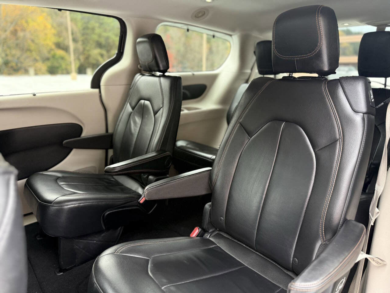 Used 2017 Chrysler Pacifica Touring-L image 25